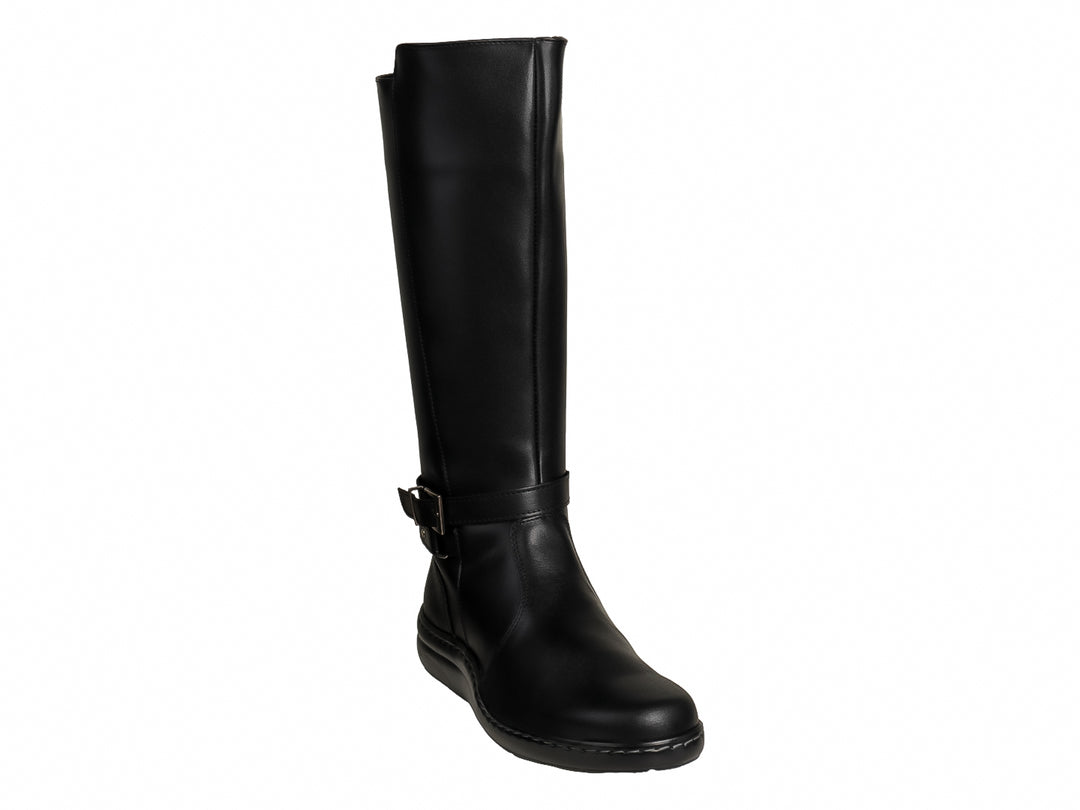 Botas altas de color negro con detalle de hebilla en el tobillo y suela plana.