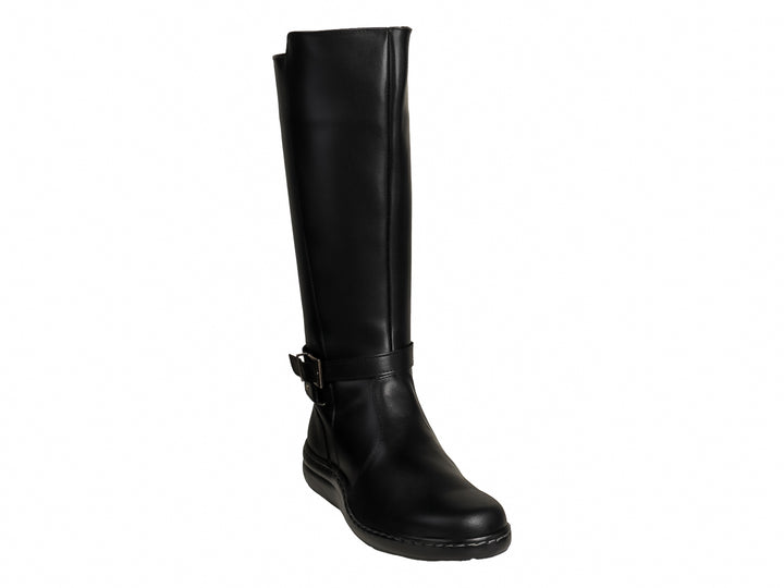 Botas altas de color negro con detalle de hebilla en el tobillo y suela plana.