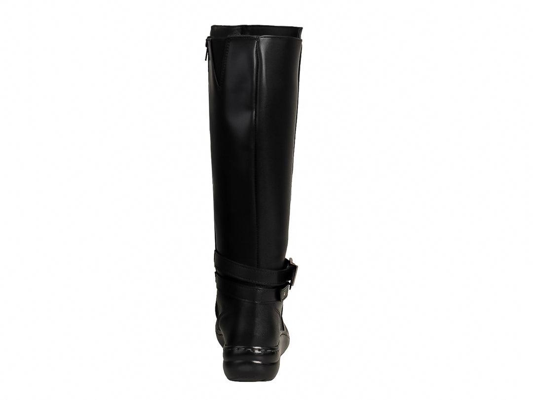 Botas altas de color negro con detalle de hebilla en el tobillo y suela plana.