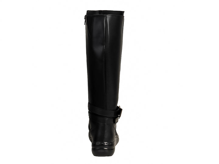 Botas altas de color negro con detalle de hebilla en el tobillo y suela plana.