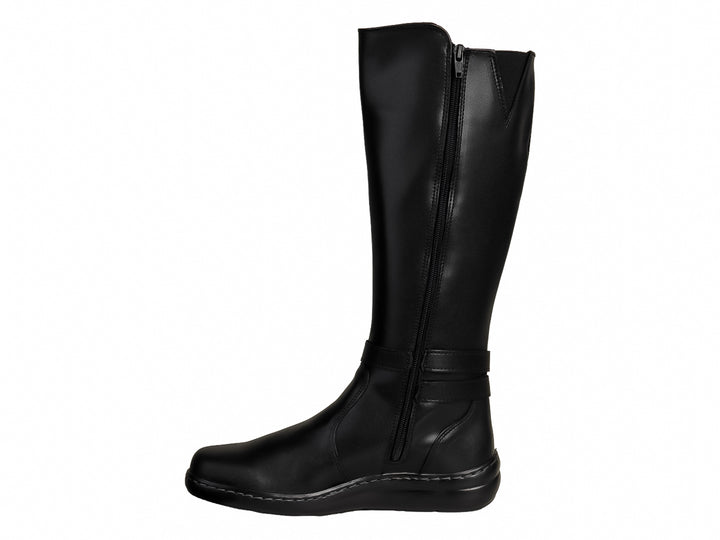 Botas altas de color negro con detalle de hebilla en el tobillo y suela plana.