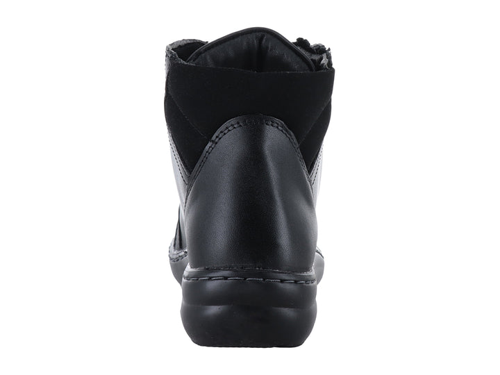 Botín negro con cordones y cierre lateral.