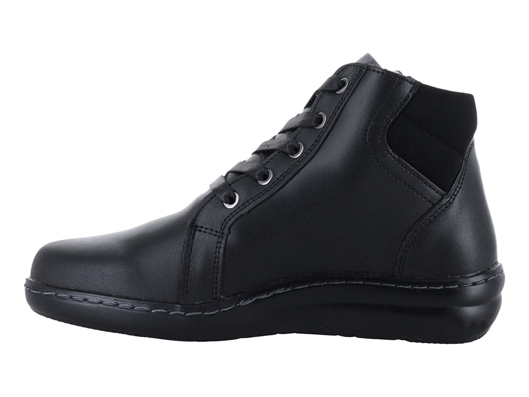 Botín negro con cordones y cierre lateral.