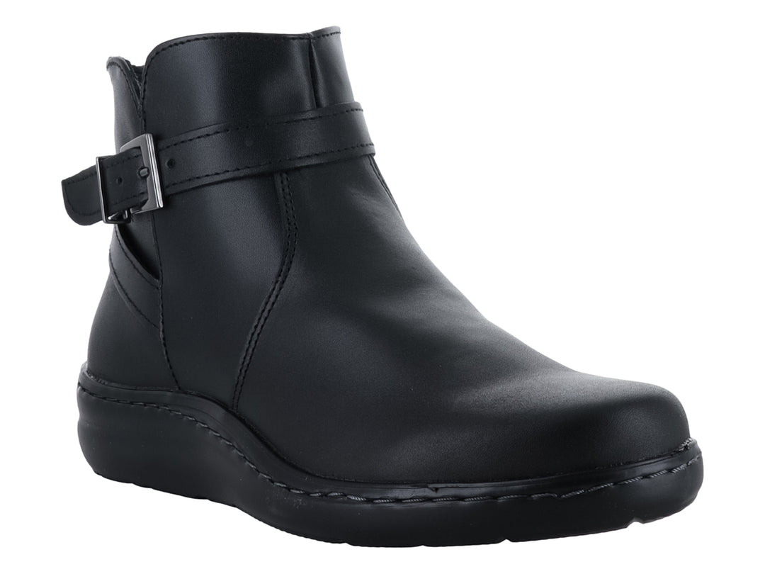 Botín negro para mujer con correa y hebilla plateada, diseño de punta redonda y suela negra.