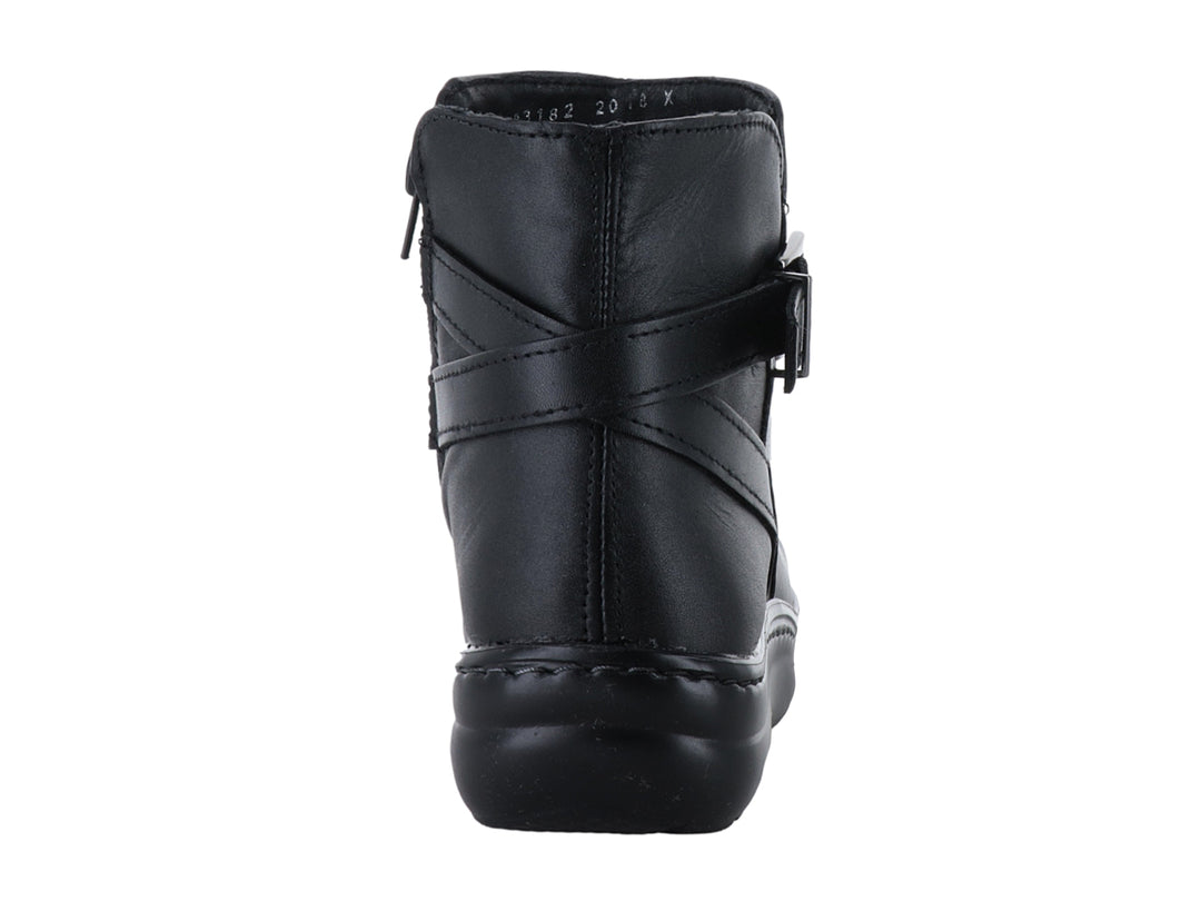 Botín negro para mujer con correa y hebilla plateada, diseño de punta redonda y suela negra.