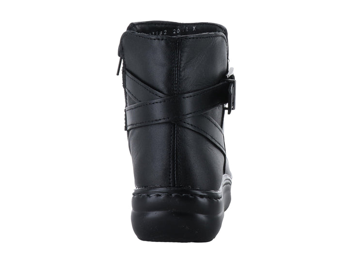 Botín negro para mujer con correa y hebilla plateada, diseño de punta redonda y suela negra.