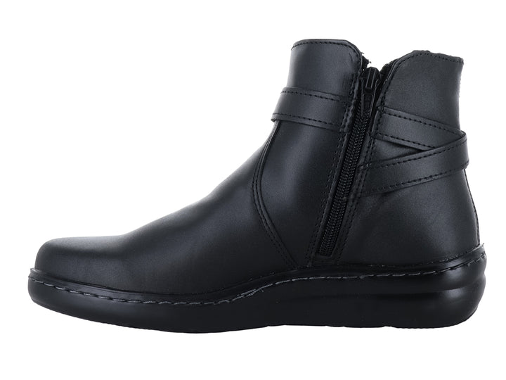Botín negro para mujer con correa y hebilla plateada, diseño de punta redonda y suela negra.