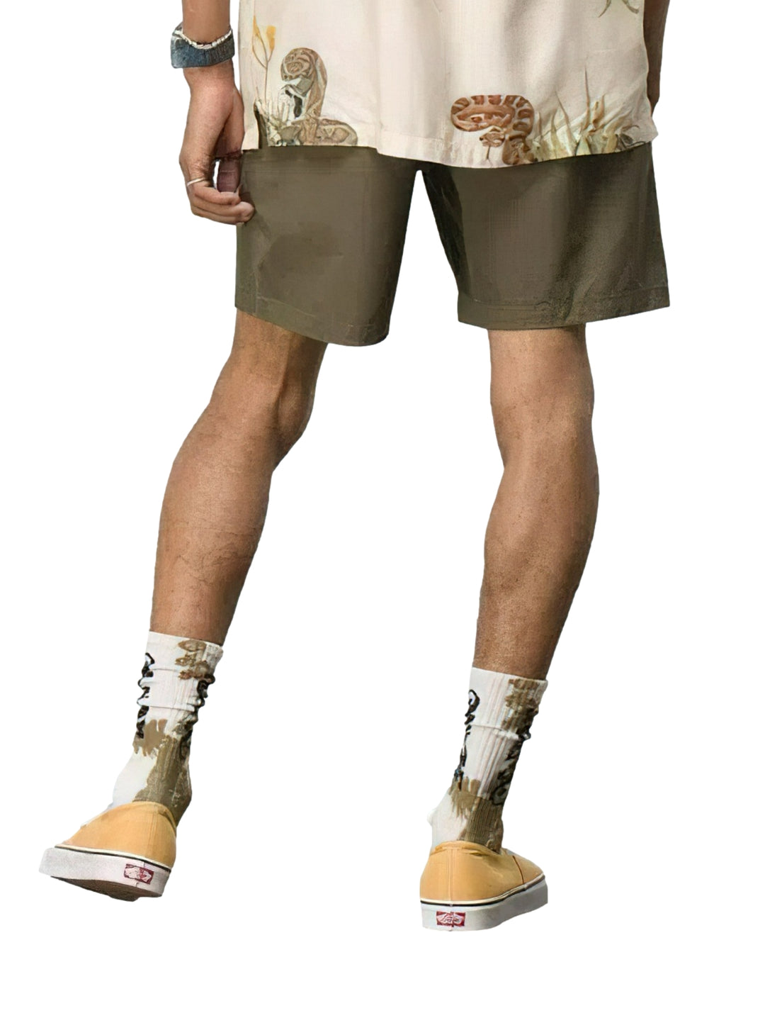Hombre usando pantalones cortos de surf color verde oliva marca Vans.