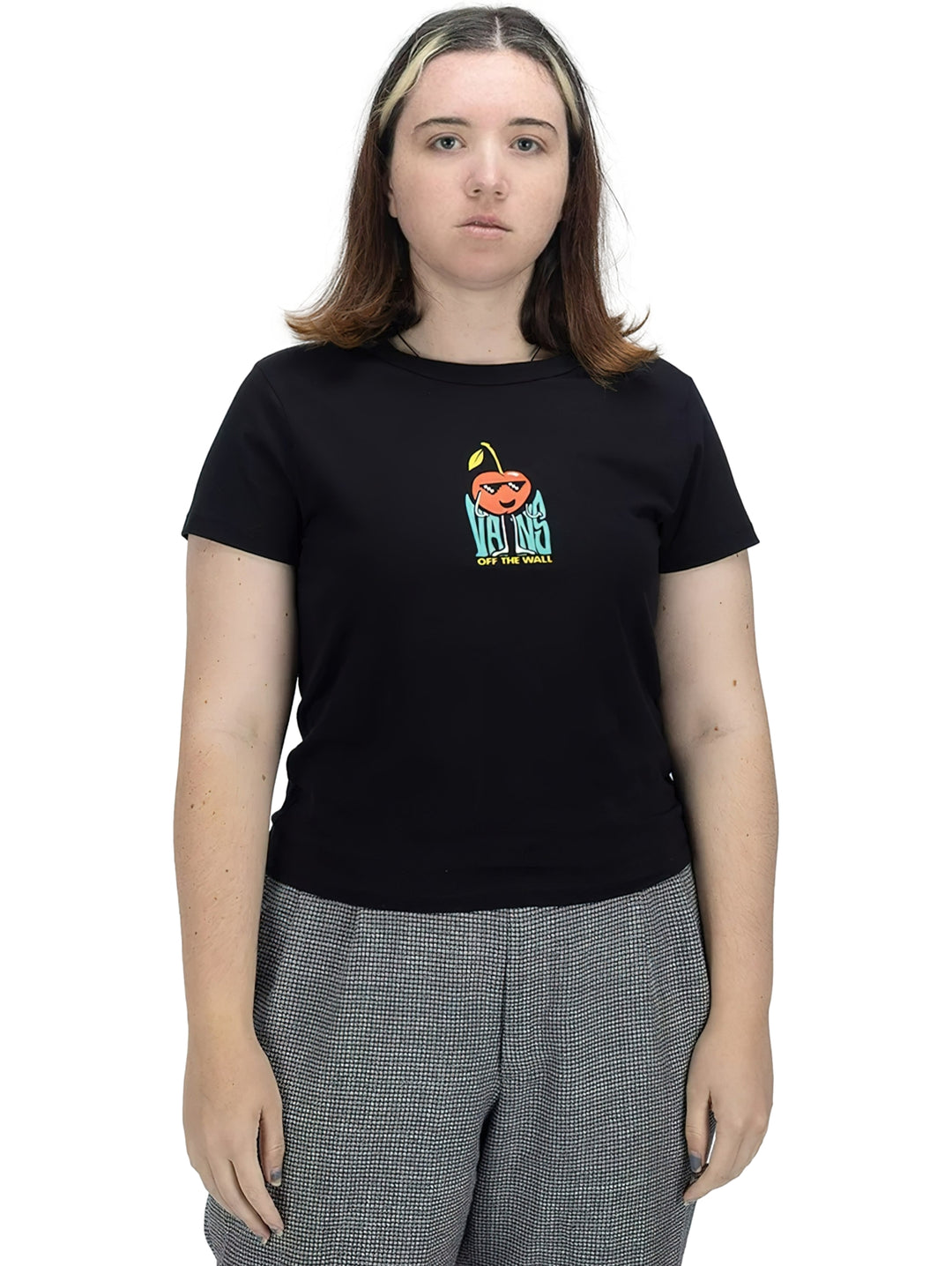Mujer vistiendo una playera negra de manga corta marca Vans con un estampado de cerezas en el pecho.