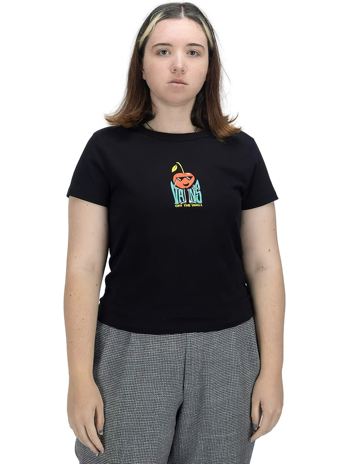 Mujer vistiendo una playera negra de manga corta marca Vans con un estampado de cerezas en el pecho.