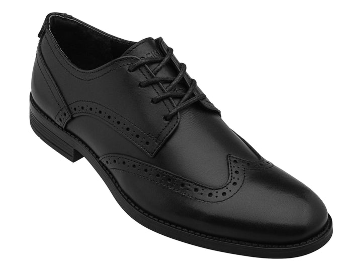 Zapato formal negro de cuero estilo Oxford con detalles perforados y agujetas.