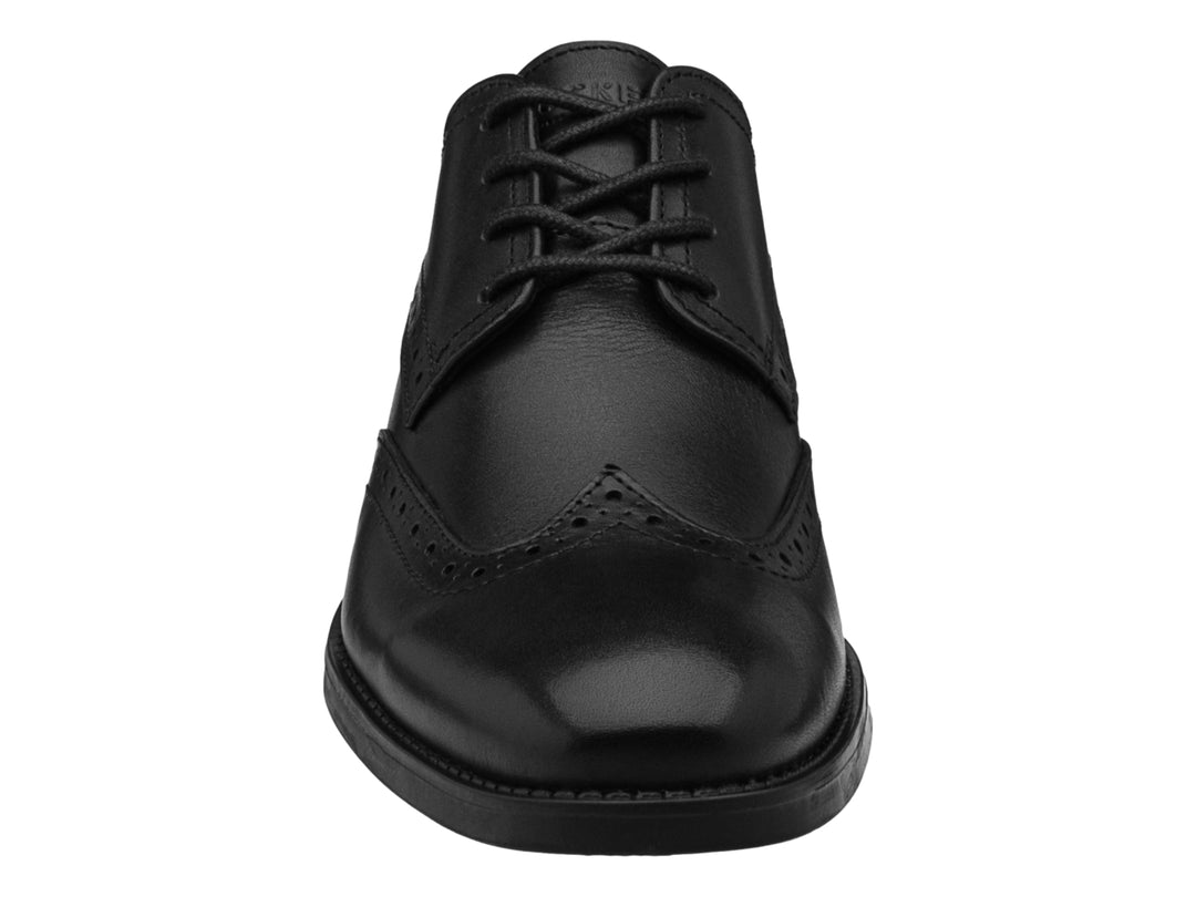 Zapato formal negro de cuero estilo Oxford con detalles perforados y agujetas.