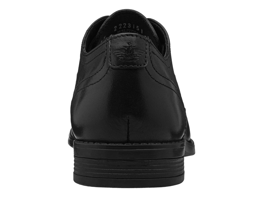 Zapato formal negro de cuero estilo Oxford con detalles perforados y agujetas.