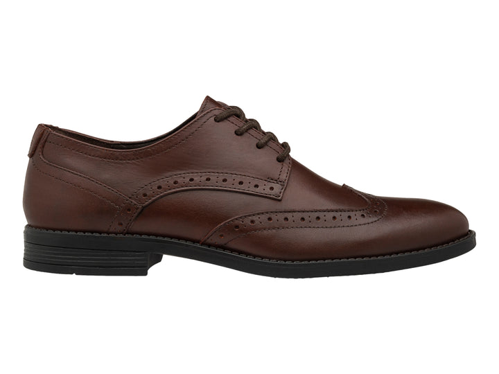 Zapato Oxford de cuero color caoba con detalles perforados y suela negra.