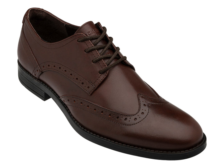 Zapato Oxford de cuero color caoba con detalles perforados y suela negra.