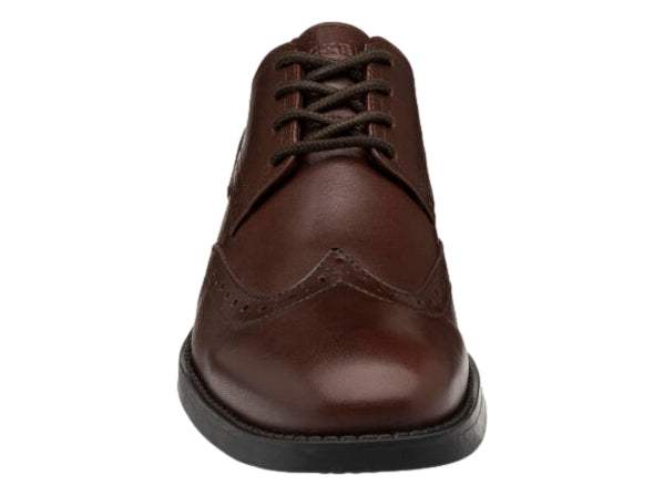 Zapato Oxford de cuero color caoba con detalles perforados y suela negra.