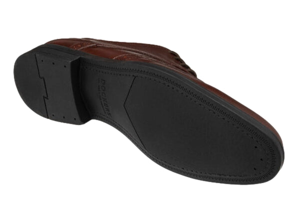 Zapato Oxford de cuero color caoba con detalles perforados y suela negra.