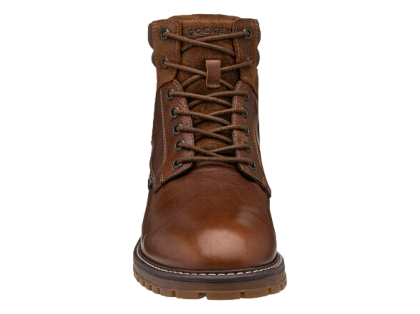 Bota casual de cuero color café con detalles en gamuza y suela dentada.