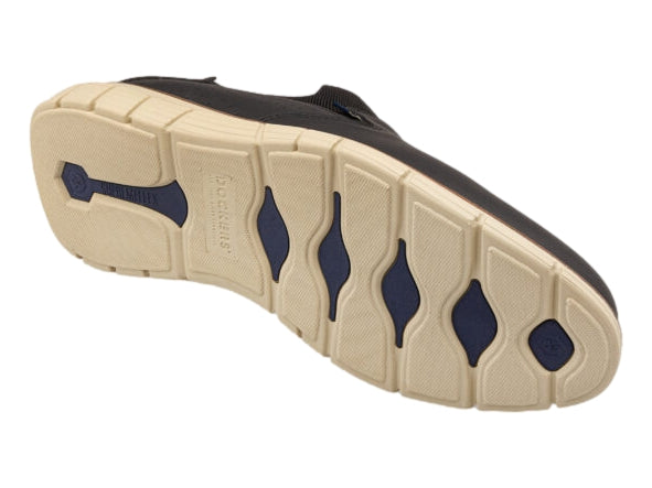 Zapato casual slip-on de color negro con suela beige de la marca Dockers.