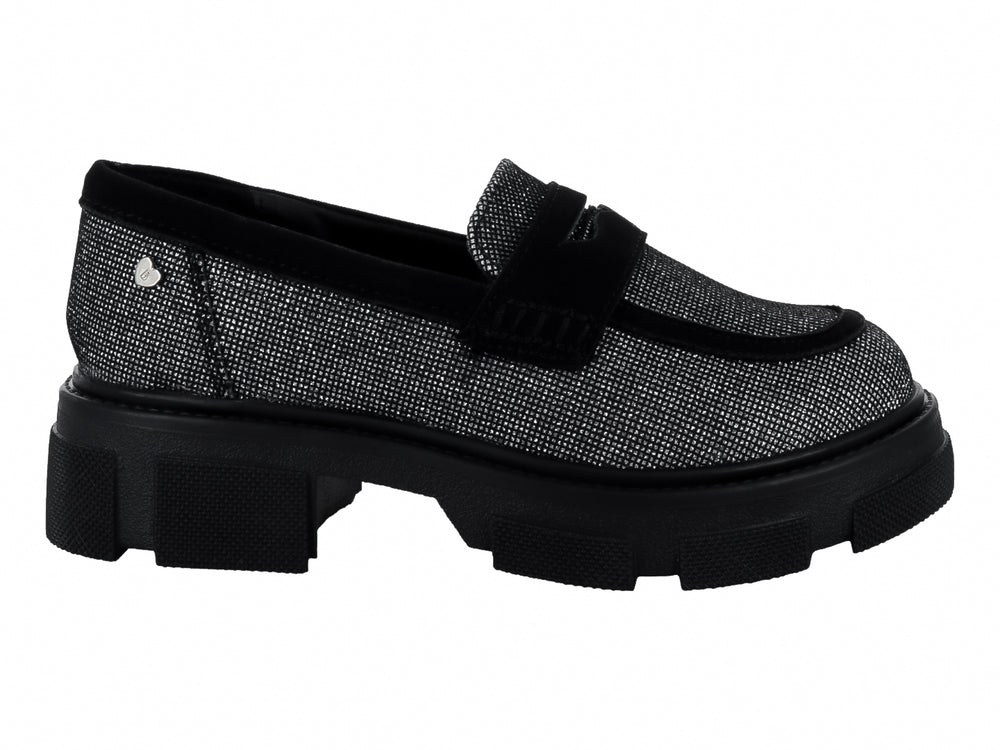 Zapato mocasín para Niño en color plata brillante con suela de plataforma negra.
