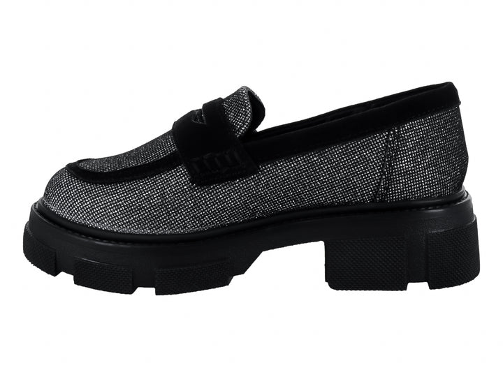 Zapato mocasín para Niño en color plata brillante con suela de plataforma negra.
