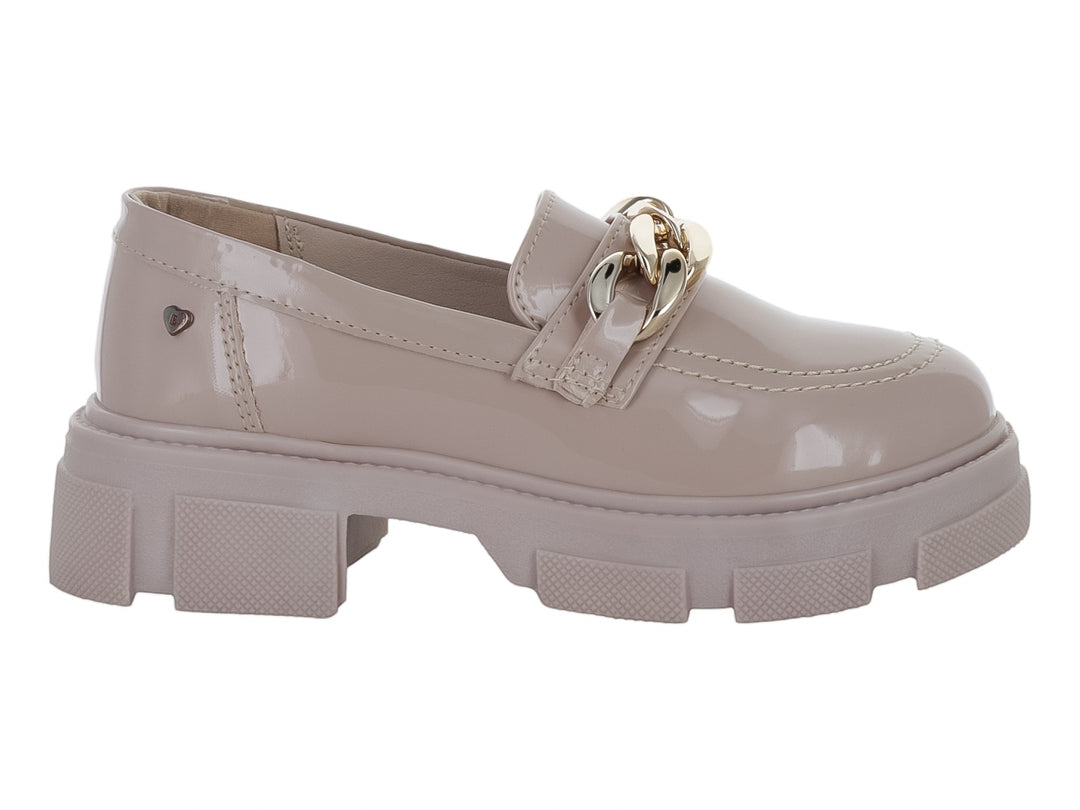 Zapato tipo mocasín color maquillaje con acabado brillante, cadena dorada decorativa y suela de plataforma gruesa.