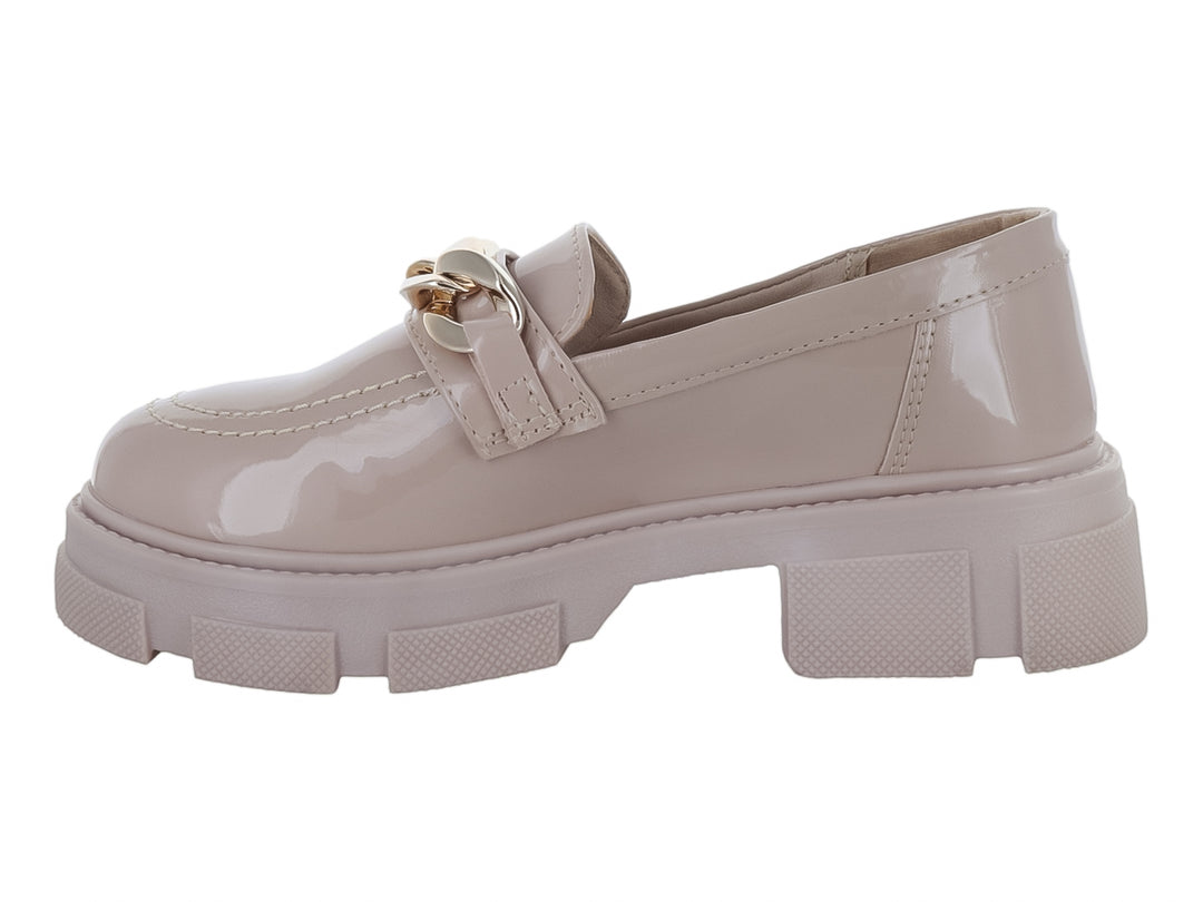 Zapato tipo mocasín color maquillaje con acabado brillante, cadena dorada decorativa y suela de plataforma gruesa.