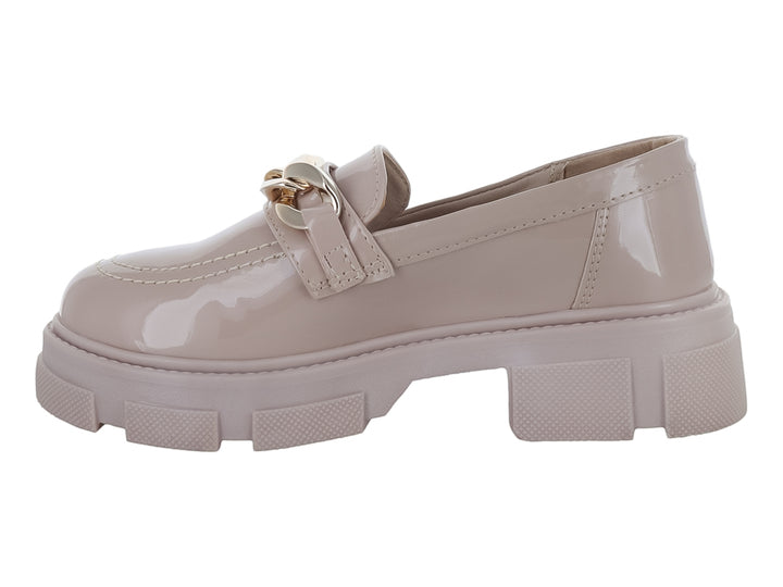 Zapato tipo mocasín color maquillaje con acabado brillante, cadena dorada decorativa y suela de plataforma gruesa.