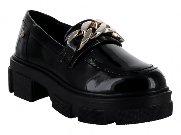 Zapato mocasín para niño en charol negro con plataforma y detalle de cadena dorada en la parte superior.