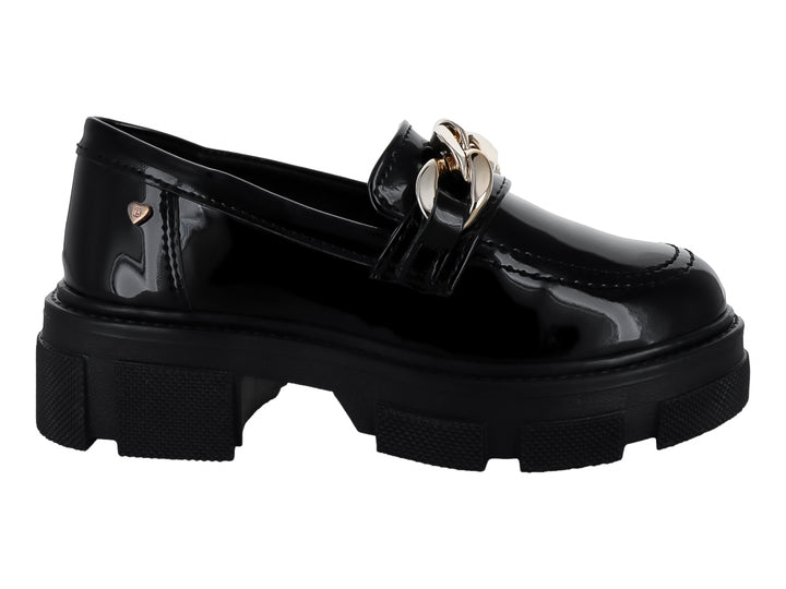 Zapato mocasín para niño en charol negro con plataforma y detalle de cadena dorada en la parte superior.