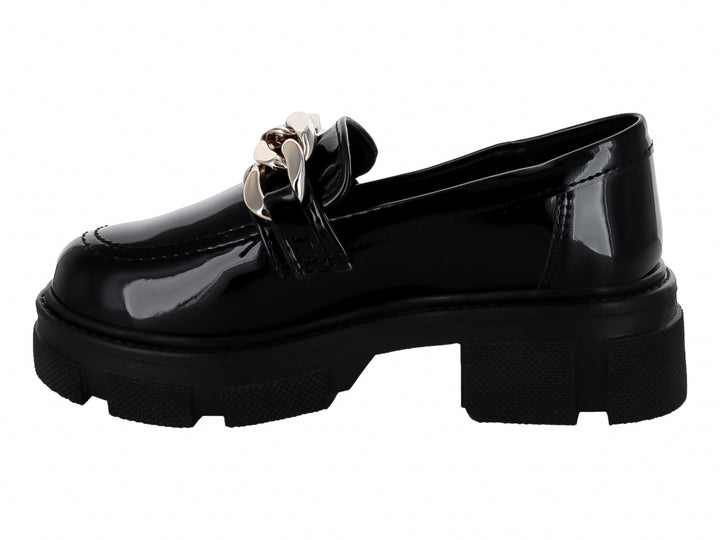Zapato mocasín para niño en charol negro con plataforma y detalle de cadena dorada en la parte superior.