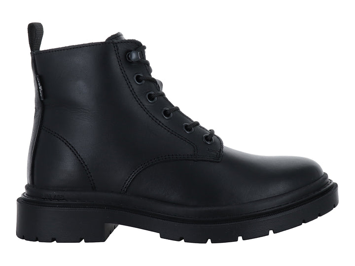 Bota casual de color negro con agujetas y suela gruesa dentada.