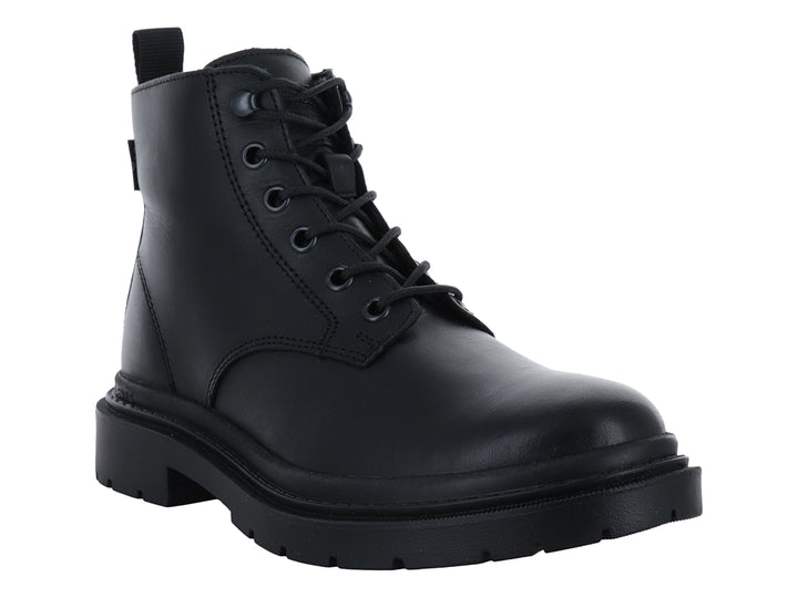 Bota casual de color negro con agujetas y suela gruesa dentada.