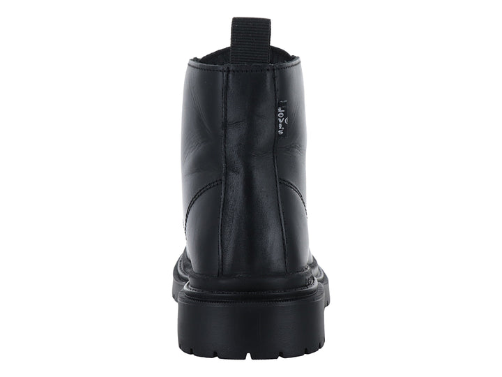 Bota casual de color negro con agujetas y suela gruesa dentada.