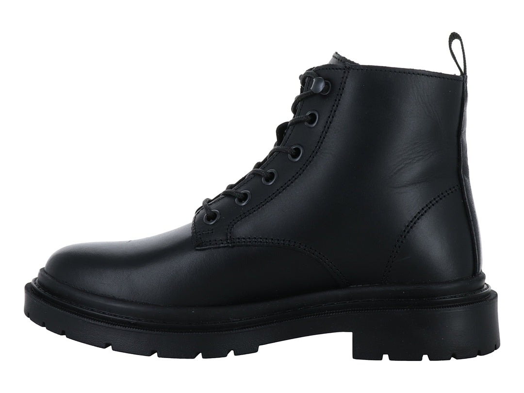 Bota casual de color negro con agujetas y suela gruesa dentada.