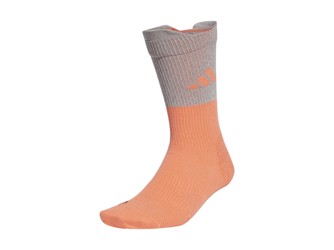 Calcetín deportivo Adidas de color naranja con la parte superior en gris.