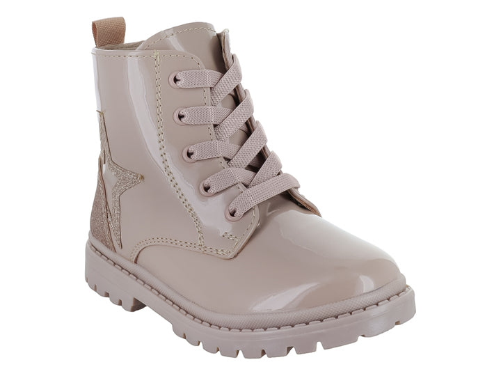Bota infantil color beige brillante con agujetas y detalle de estrella brillante en el costado.