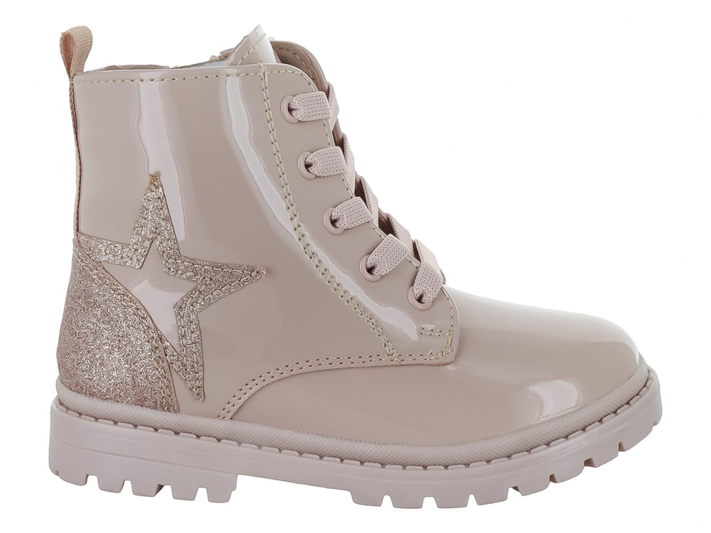 Bota infantil color beige brillante con agujetas y detalle de estrella brillante en el costado.