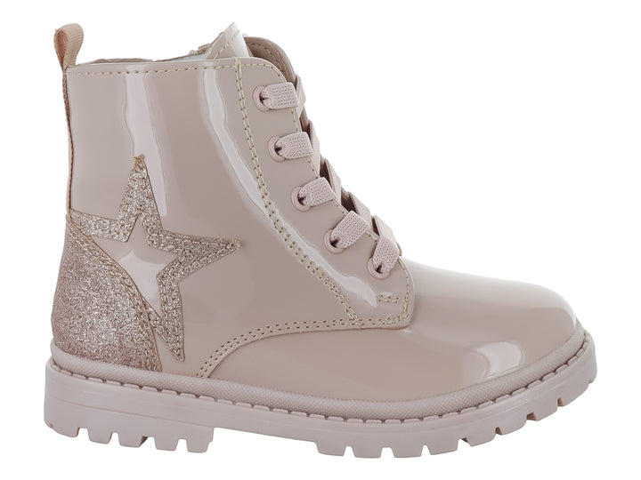 Bota infantil color beige brillante con agujetas y detalle de estrella brillante en el costado.
