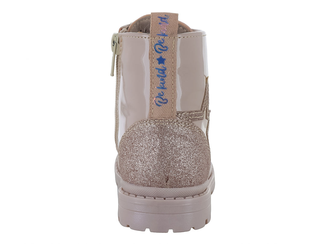 Bota infantil color beige brillante con agujetas y detalle de estrella brillante en el costado.
