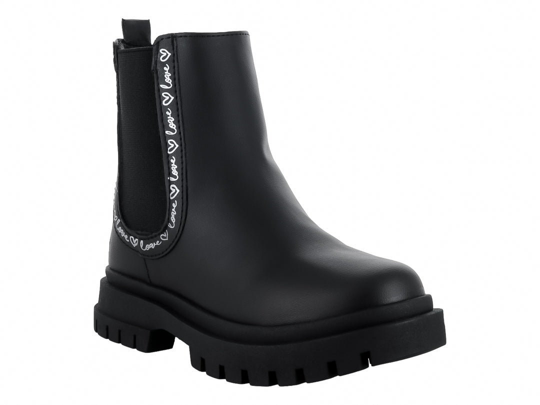 Bota negra de caña corta con suela track gruesa y detalles blancos en el lateral.