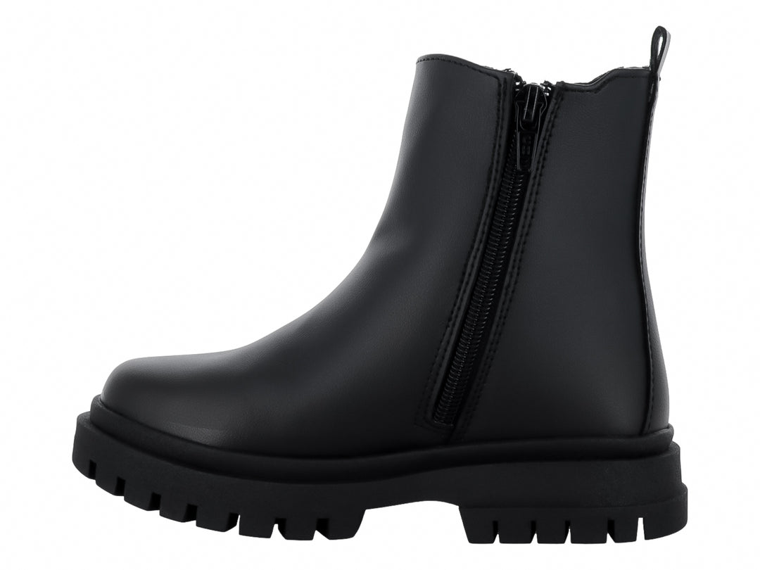 Bota negra de caña corta con suela track gruesa y detalles blancos en el lateral.
