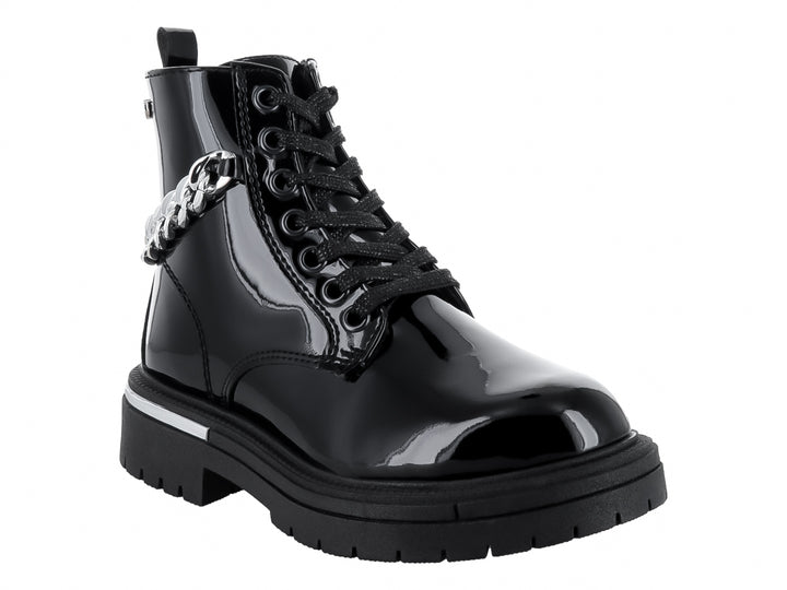 Bota negra de charol brillante con agujetas y detalle de cadena plateada lateral sobre suela gruesa.