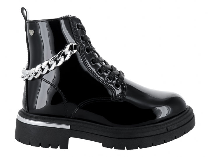 Bota negra de charol brillante con agujetas y detalle de cadena plateada lateral sobre suela gruesa.