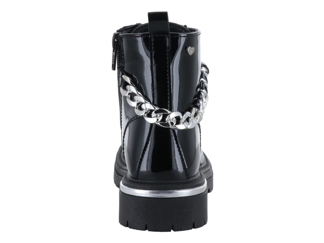 Bota negra de charol brillante con agujetas y detalle de cadena plateada lateral sobre suela gruesa.