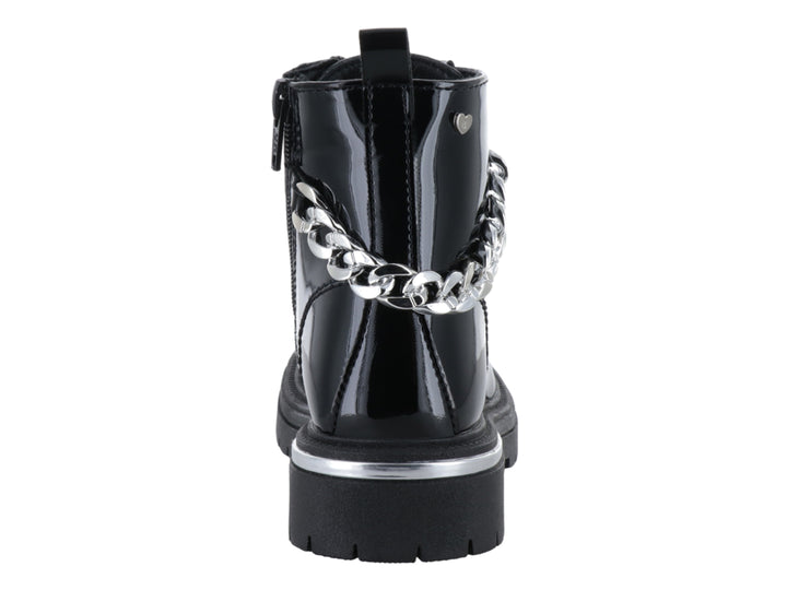 Bota negra de charol brillante con agujetas y detalle de cadena plateada lateral sobre suela gruesa.