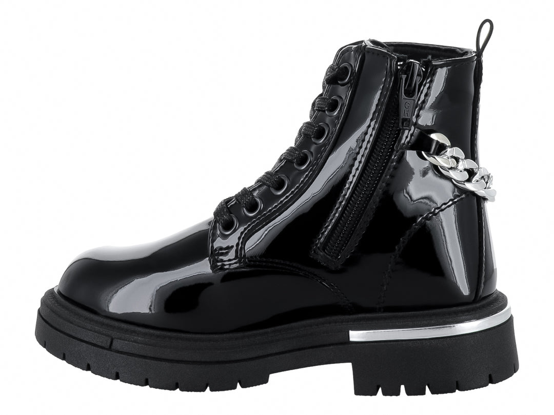 Bota negra de charol brillante con agujetas y detalle de cadena plateada lateral sobre suela gruesa.