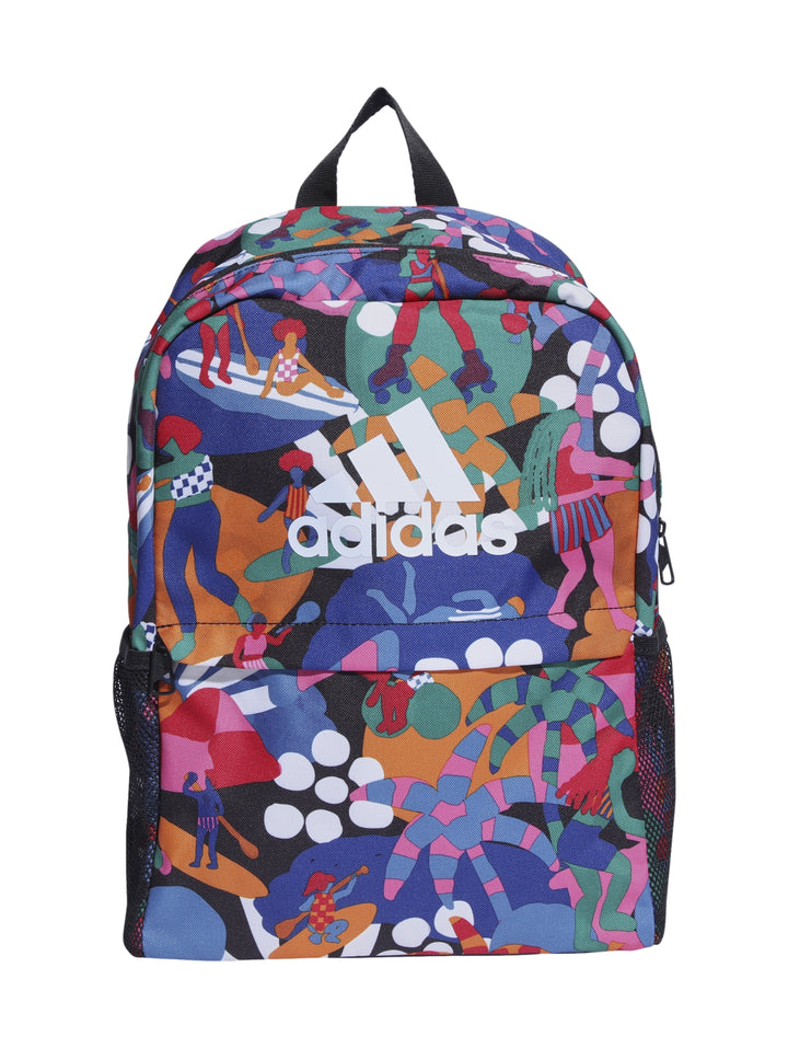 Mochila Adidas multicolor con estampado gráfico de figuras humanas y logotipo blanco frontal.