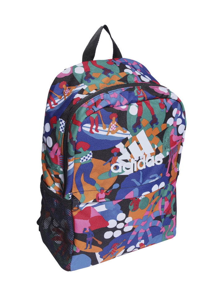 Mochila Adidas multicolor con estampado gráfico de figuras humanas y logotipo blanco frontal.