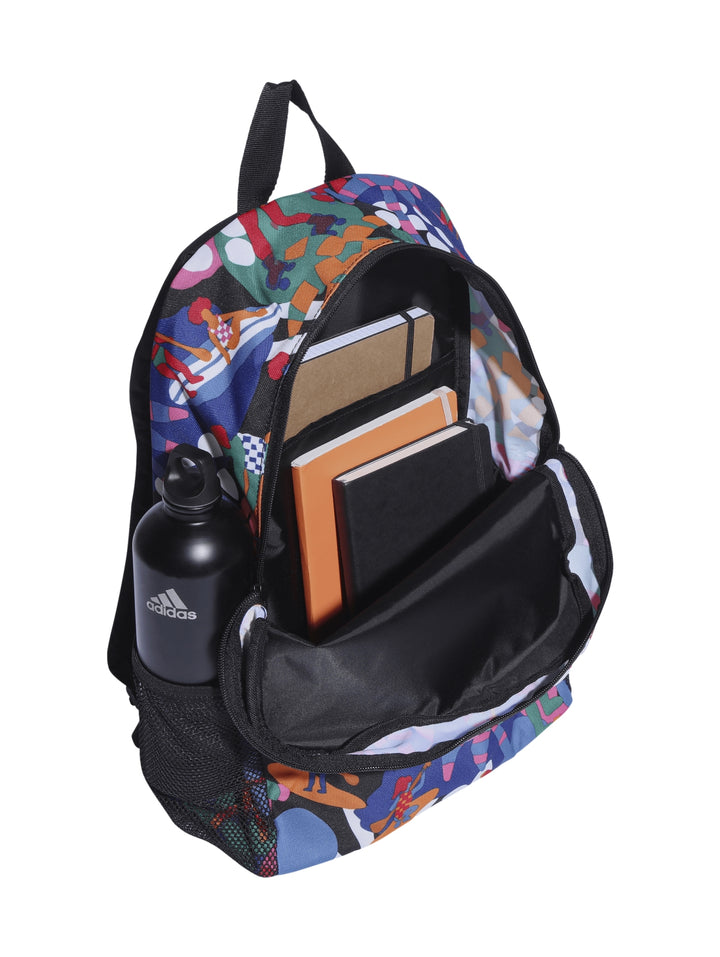 Mochila Adidas multicolor con estampado gráfico de figuras humanas y logotipo blanco frontal.